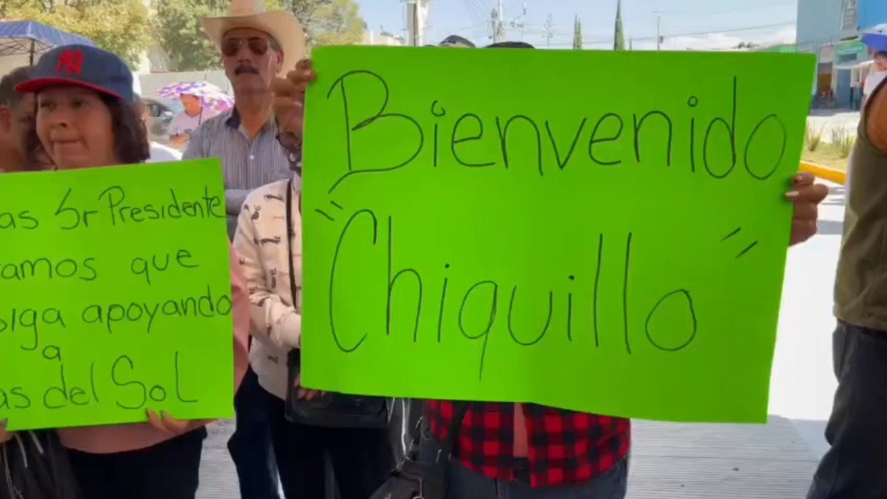 Cumple Adolfo Solis con hechos: entrega encementado e inicia nueva obra vial en Colinas del Sol