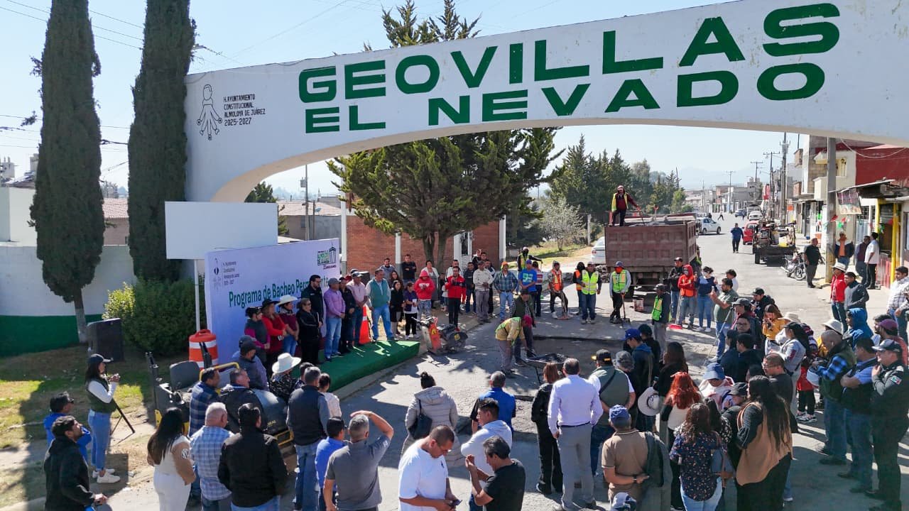 Continua la mejora de vialidades en Almoloya de Juárez con el inicio del programa de bacheo municipal