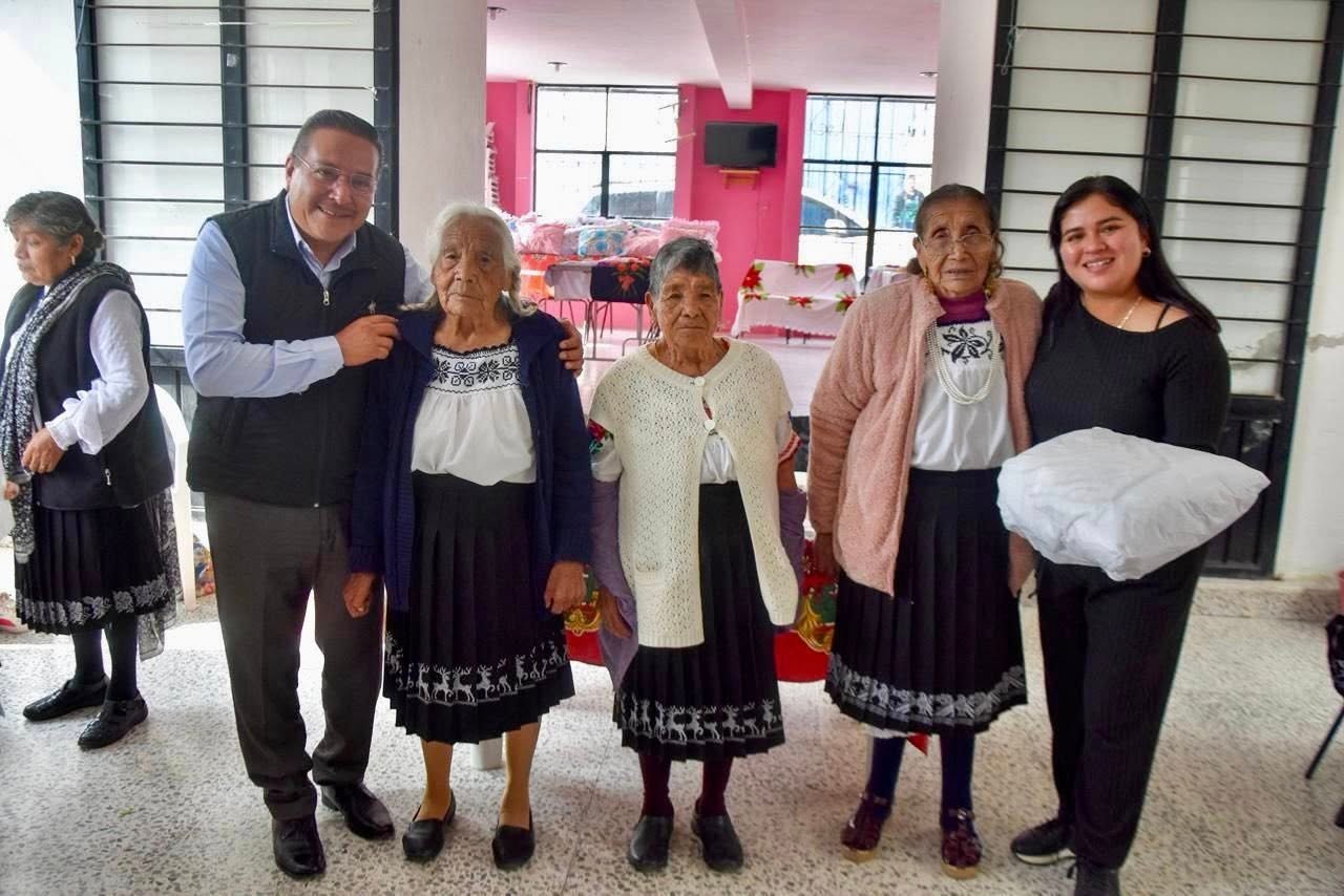 Aylin López convive con adultos mayores con motivo de Navidad