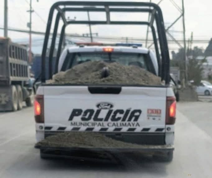 Las patrullas en Calimaya también sirven para acarreo de material de construcción