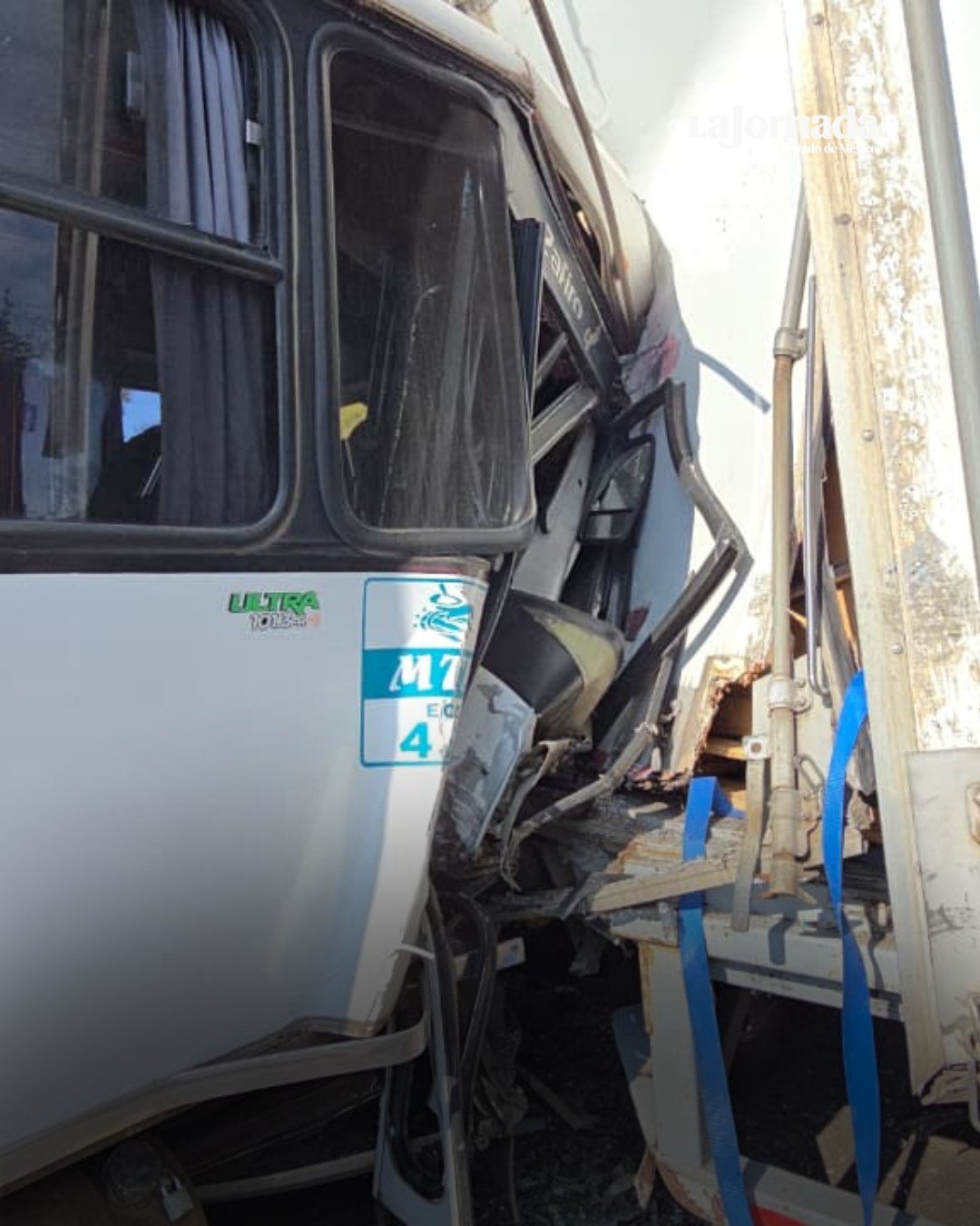 Autobús se impacta con caja de tráiler en la Toluca-Palmillas