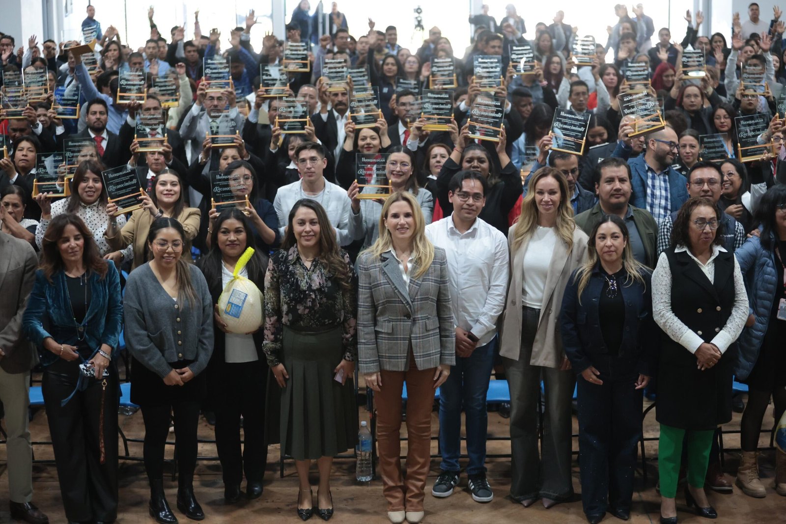 ENTREGA HUIXQUILUCAN PREMIO AL ESFUERZO, DEDICACIÓN Y PROFESIONALISMO DE SUS SERVIDORES PÚBLICOS