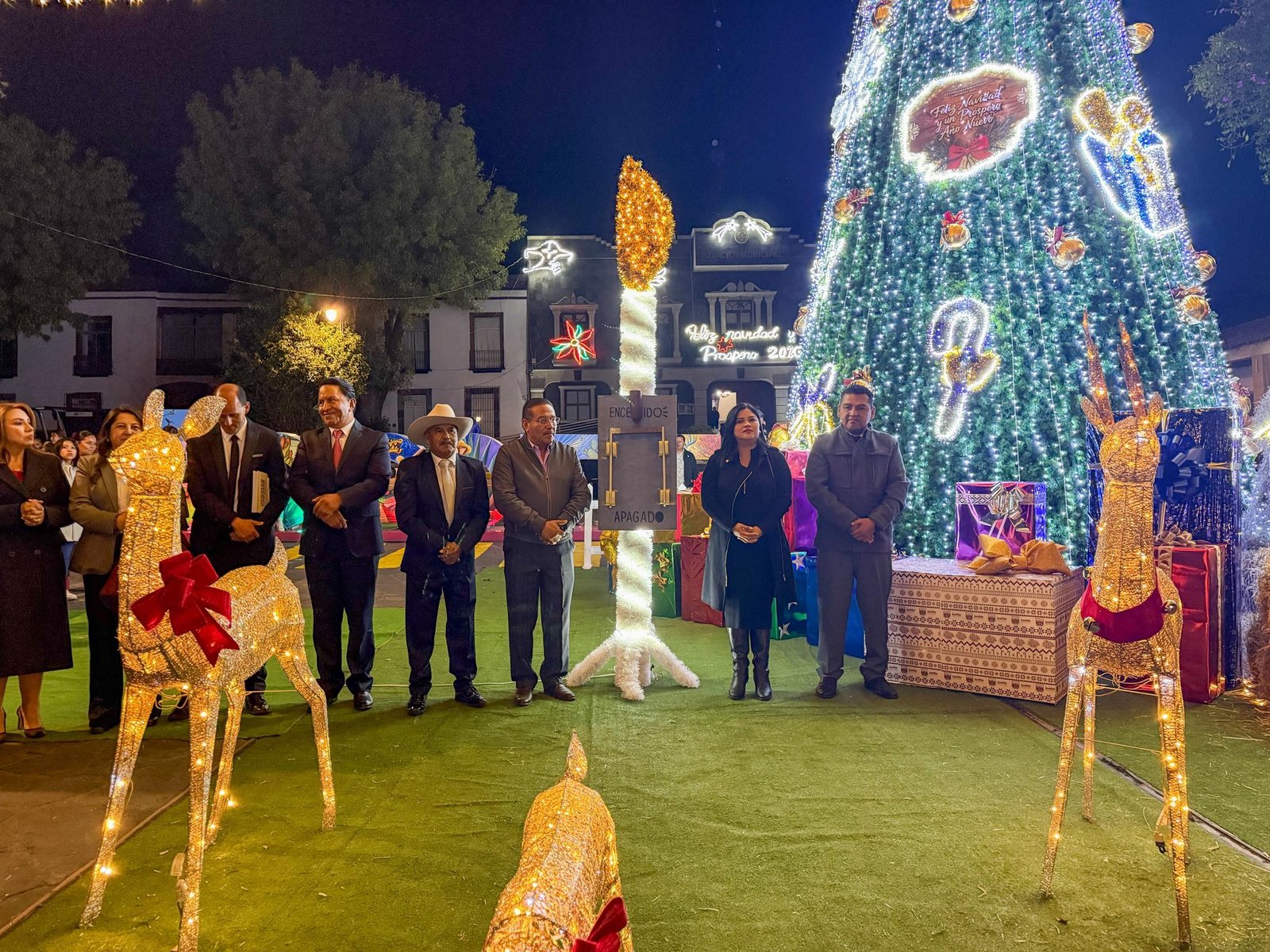 Encienden el árbol navideño en Jocotitlán