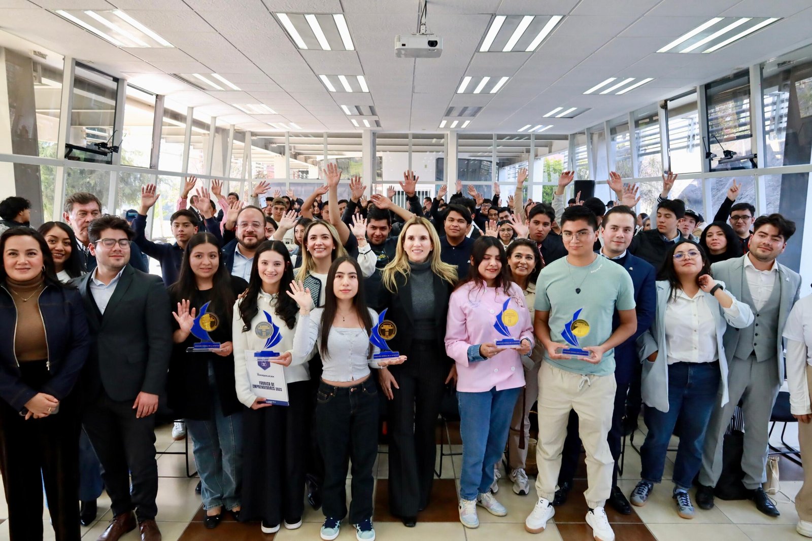 IMPULSA HUIXQUILUCAN PROYECTOS DE JÓVENES CON “FÁBRICA DE EMPRENDEDORES 2025″