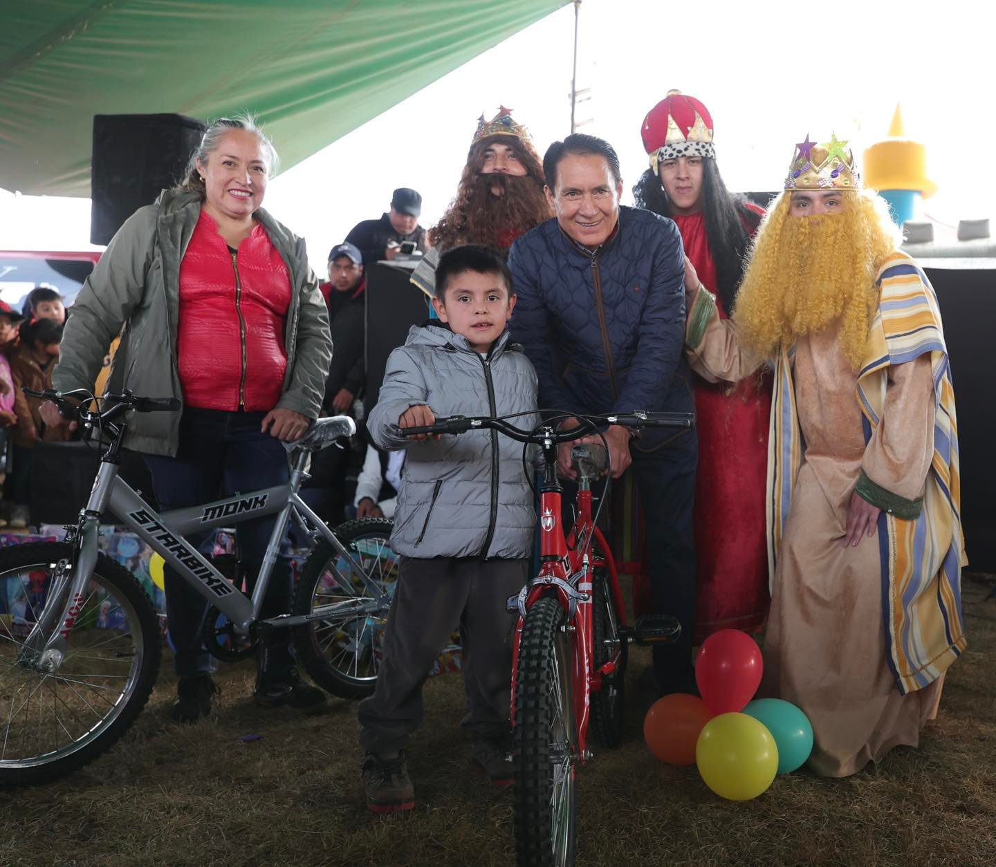 En San Agustín Altamirano festejaron el día de Reyes con niños de la zona sur de Villa Victoria