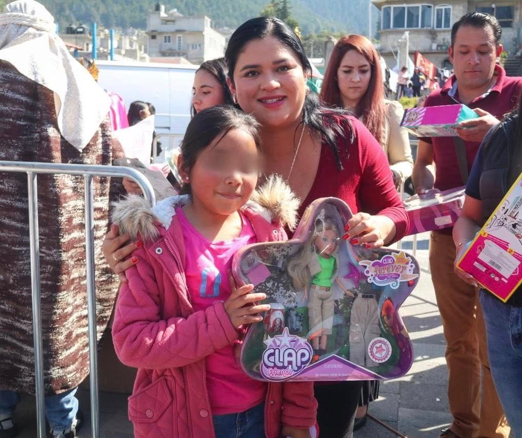 En Jocotitlán Aylin López festeja en grande a los niños el día de Reyes