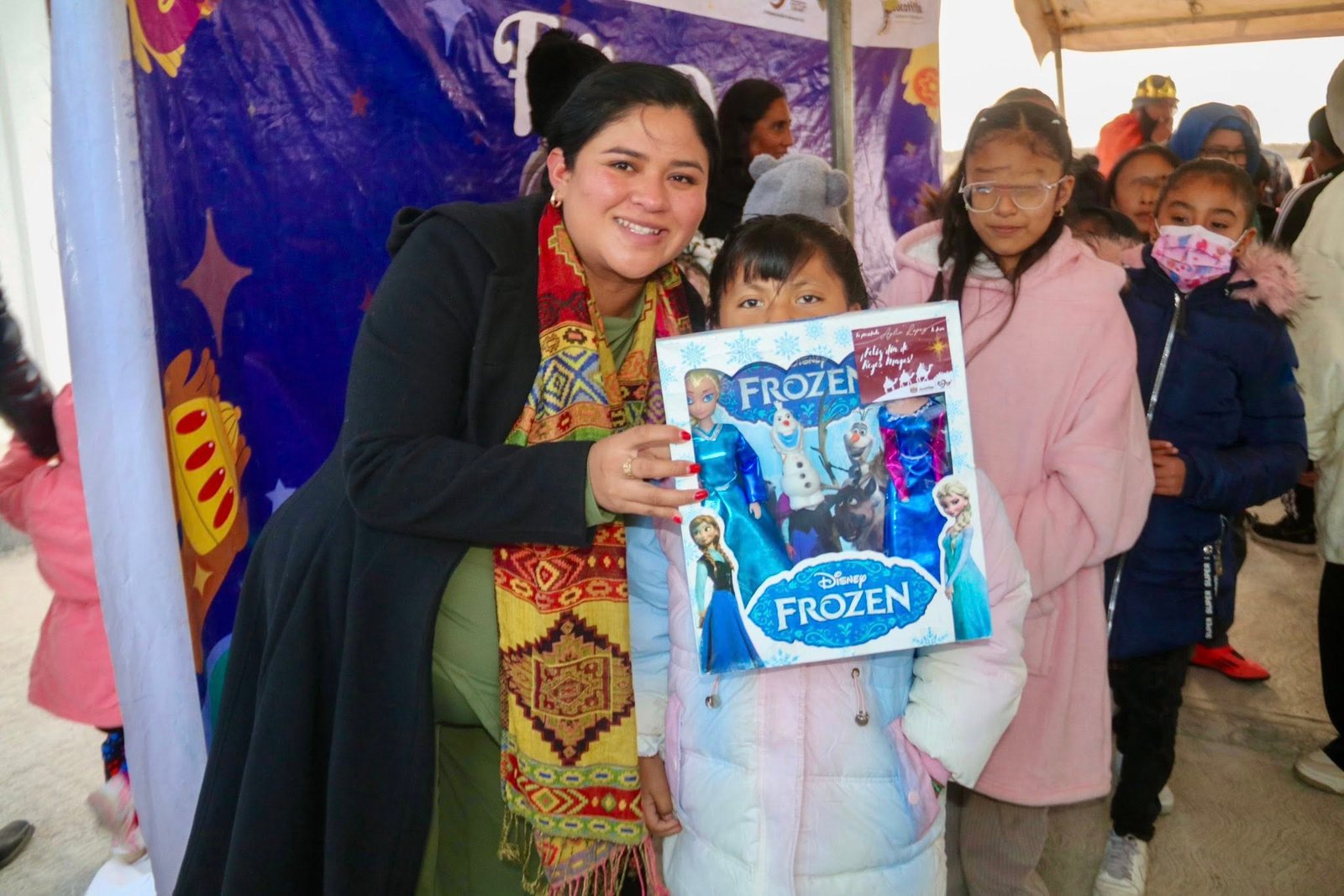 En Jocotitlán todos los niños recibieron regalos de Reyes magos