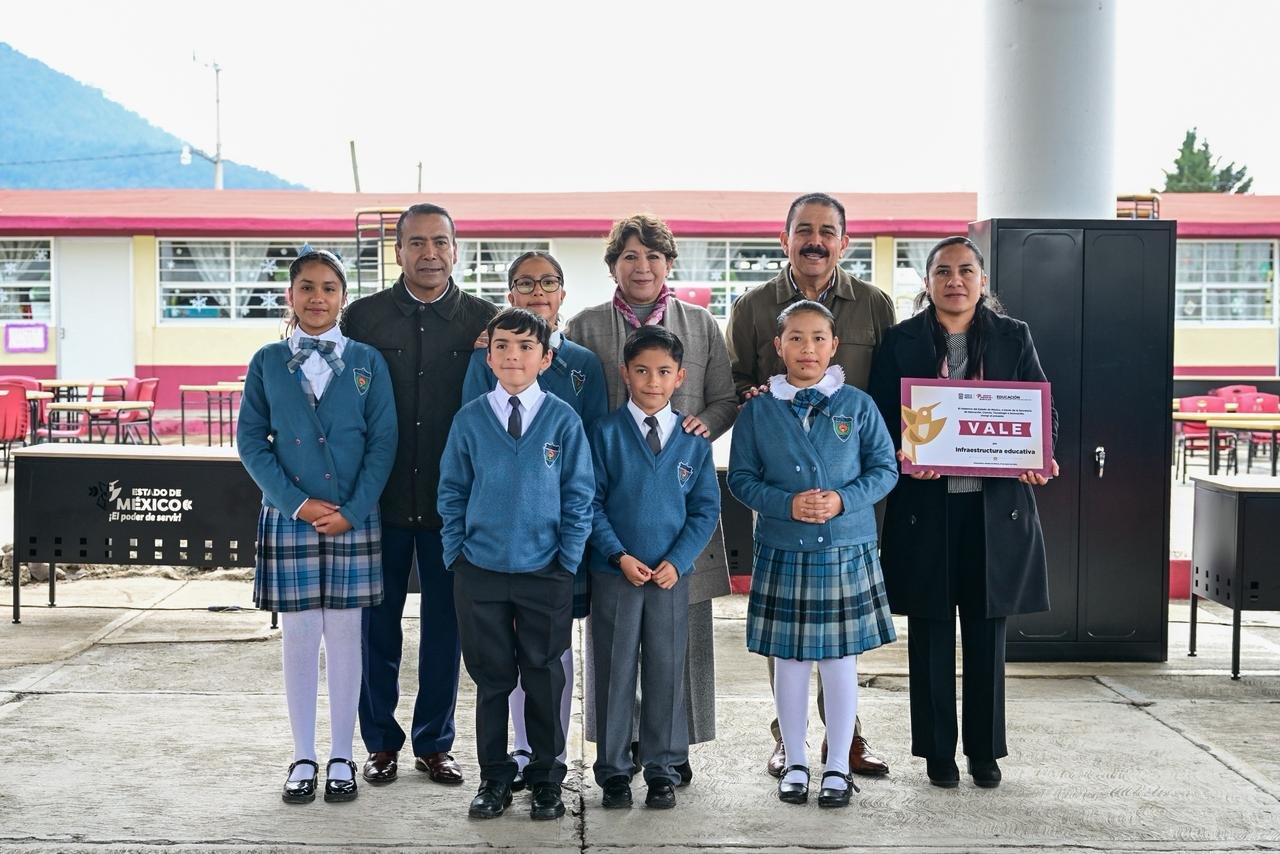 *En Atlacomulco  Delfina Gómez y Nicolás Martínez entregan apoyos educativos y rehabilitación de Unidad Deportiva por 34mdp