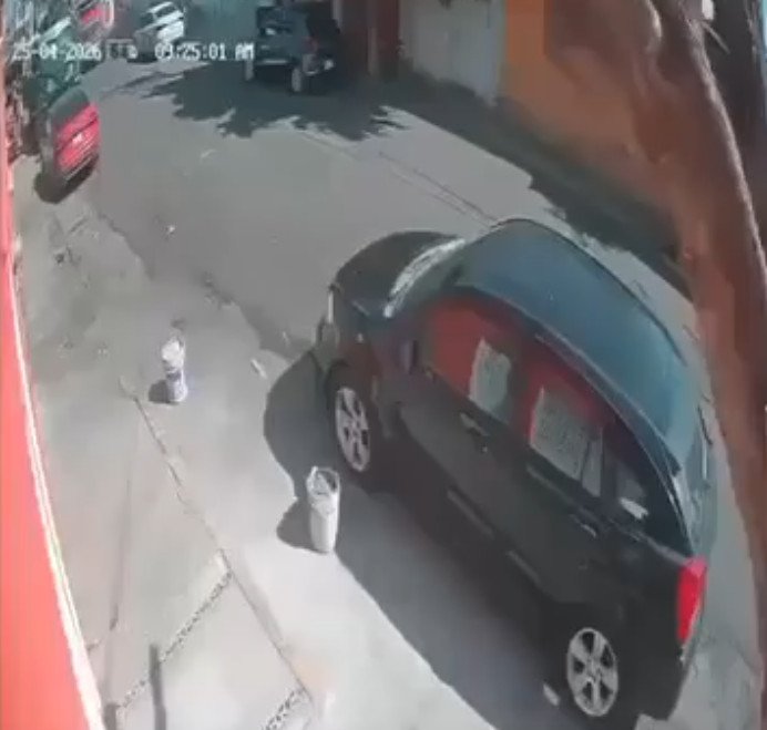 Lo balean por no ceder el paso