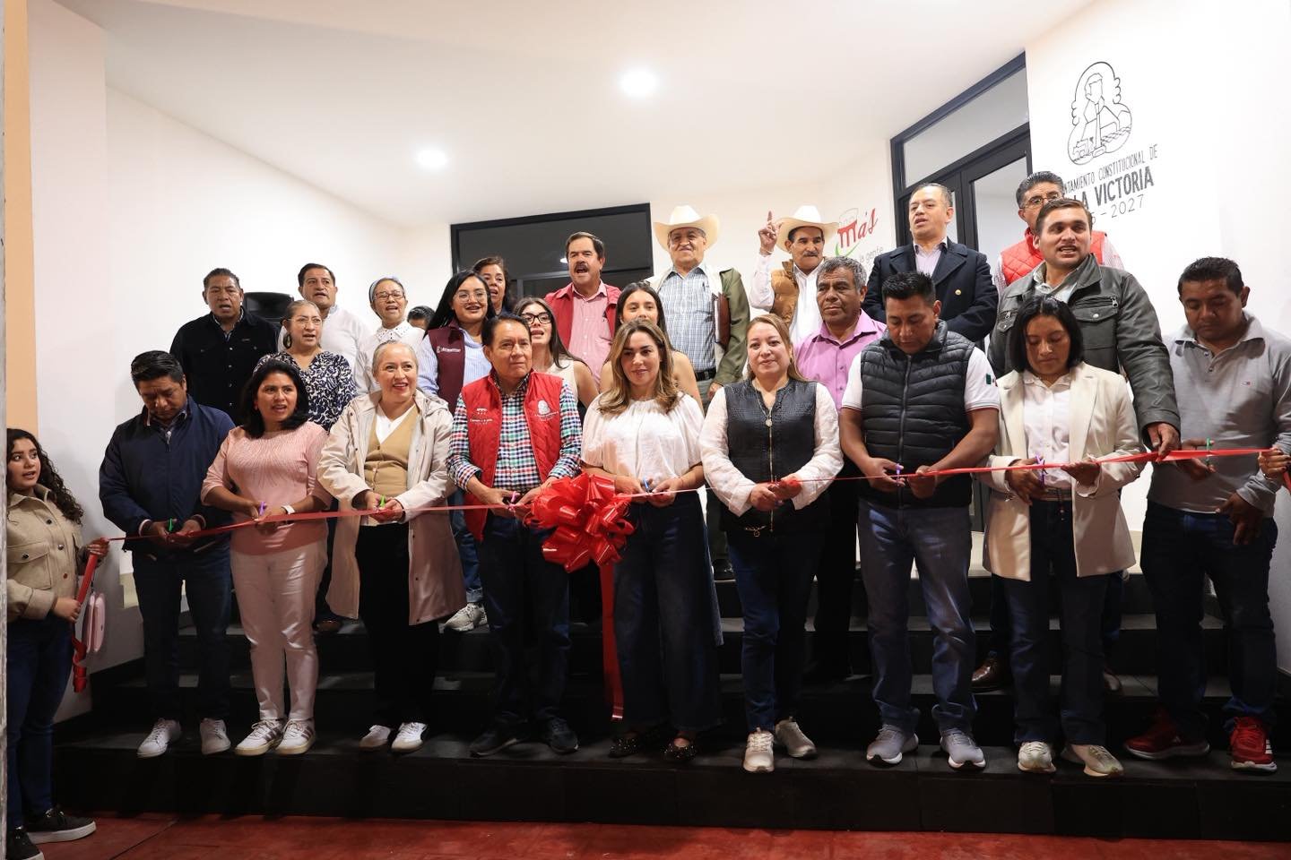 *En Villa Victoria  Inauguran alumbrado público, alberge y entrega de unidades en una noche